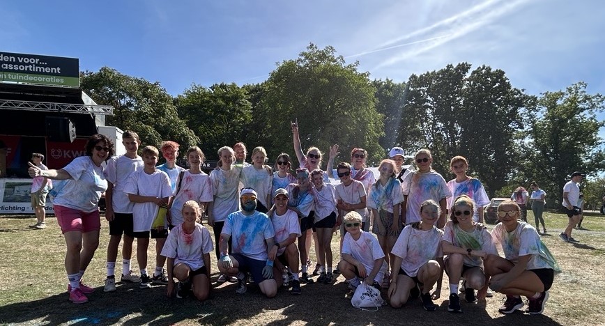<p><strong>Leerlingen rennen mee tijdens Color Run Uden</strong></p>